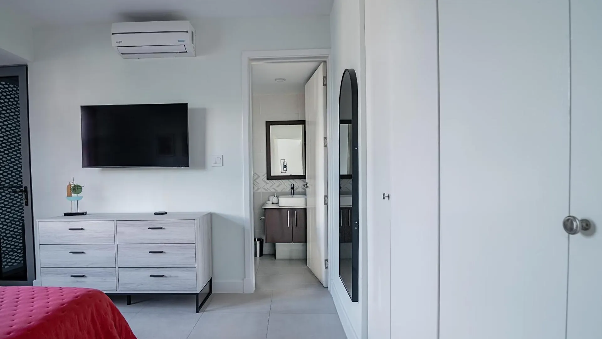 Parkhurst 303 King Bed Pool And Gym Kingston Jamaica