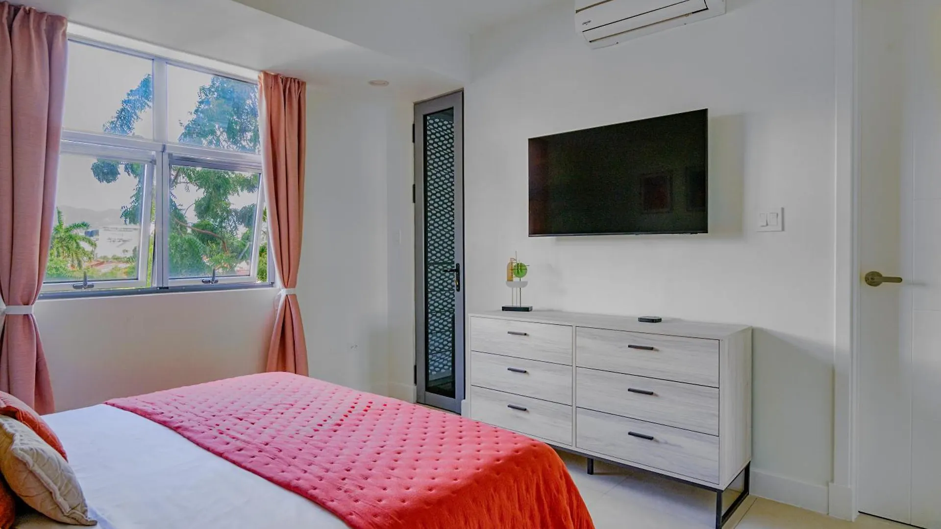Parkhurst 303 King Bed Pool And Gym Kingston 0*,  Jamaica