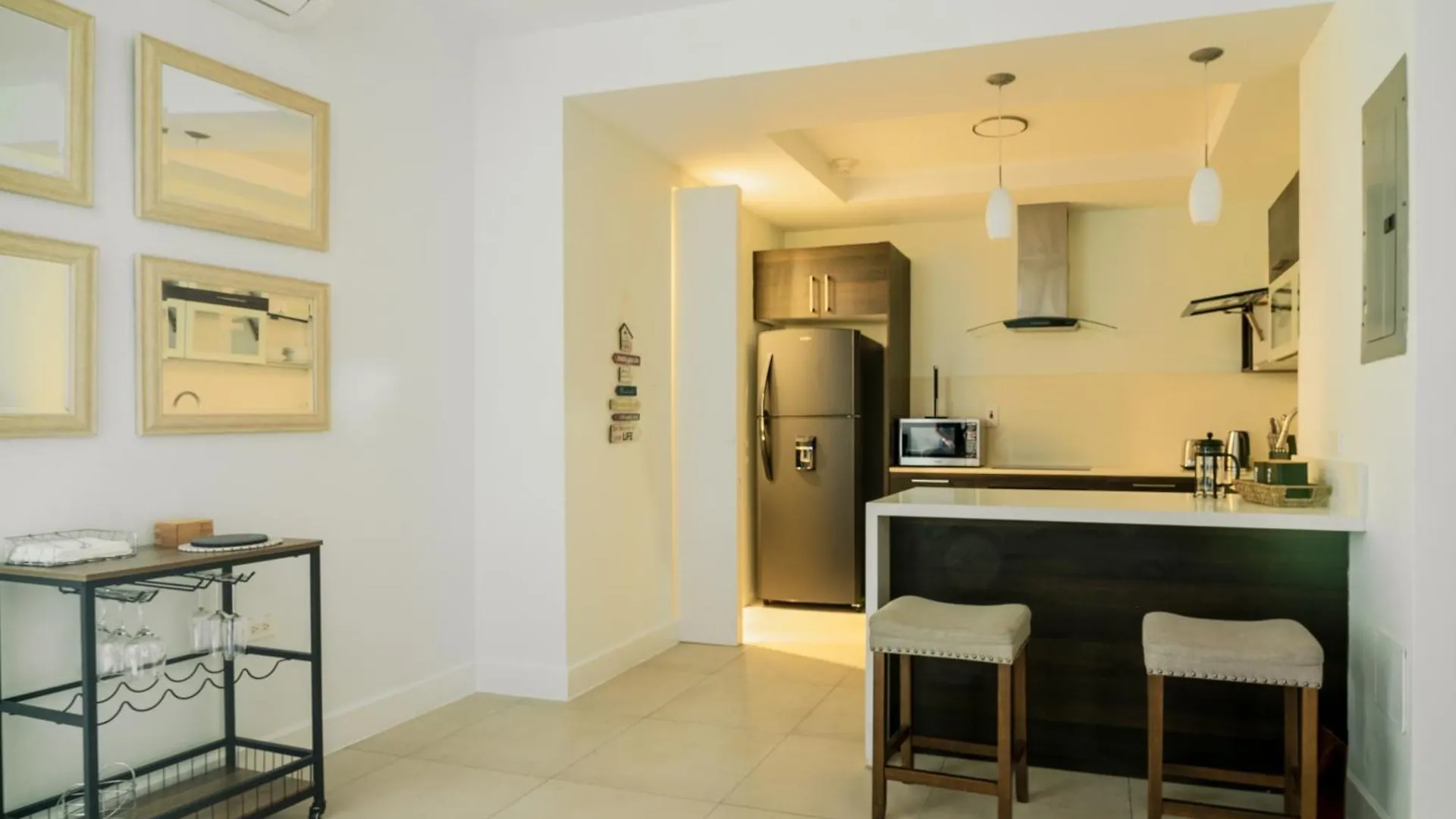 Parkhurst 303 King Bed Pool And Gym Kingston Apartment