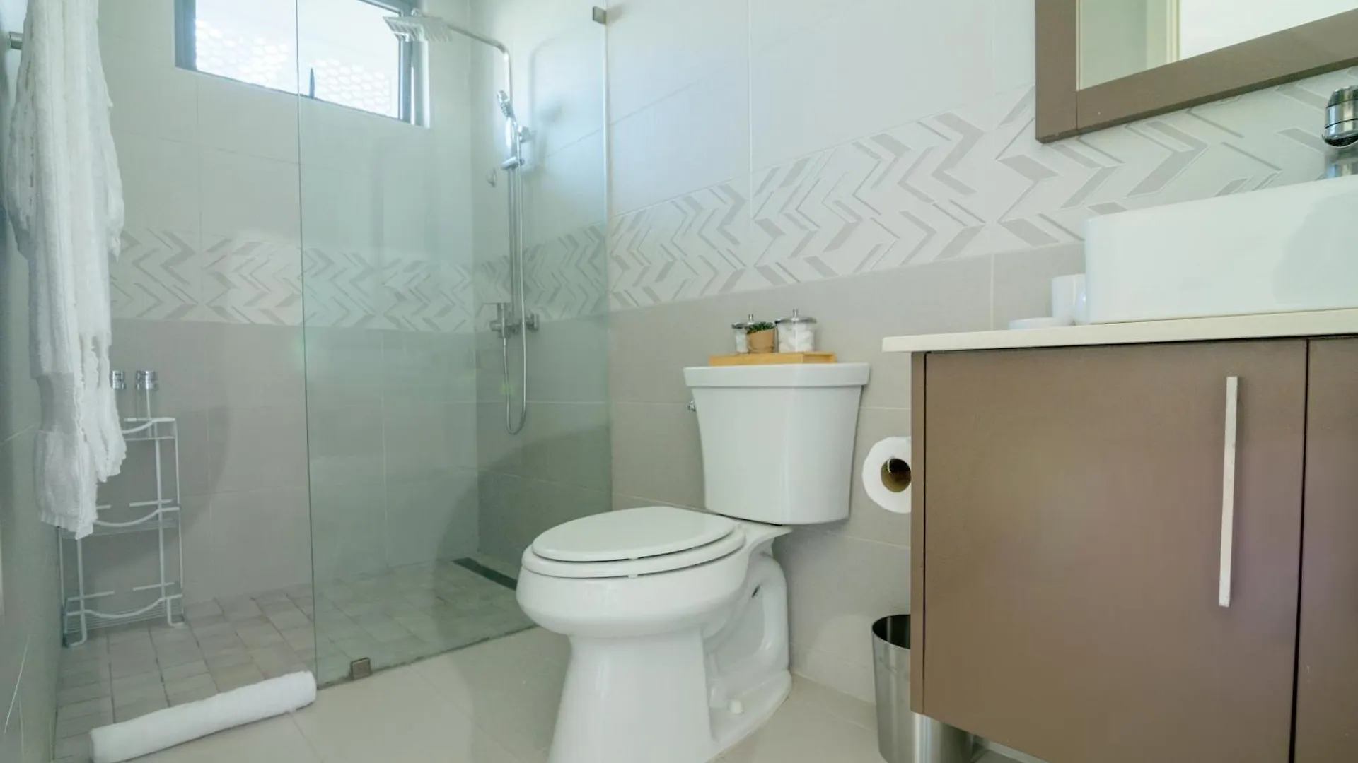 Parkhurst 303 King Bed Pool And Gym Kingston Jamaica